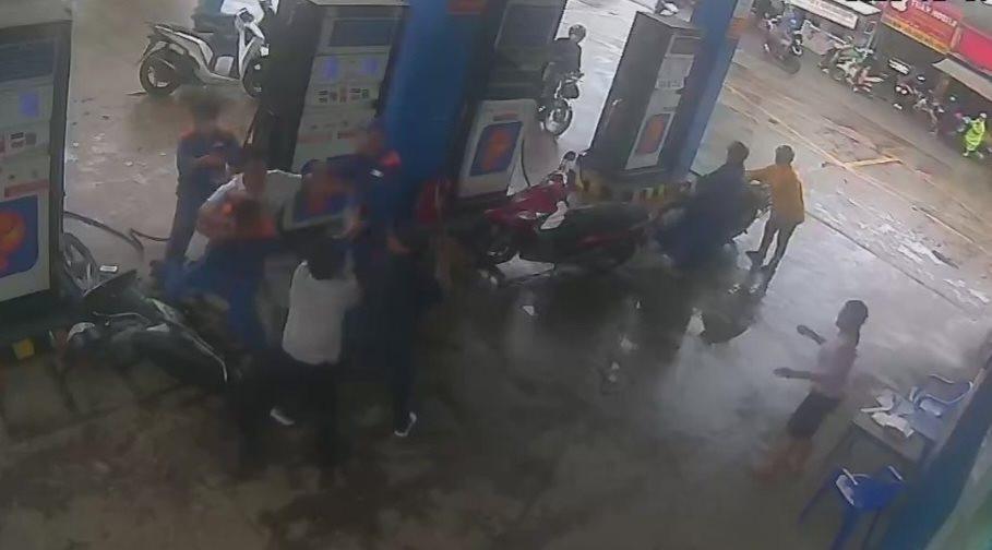 Điều tra 2 đối tượng dùng vỏ chai bia hành hung nhân viên cây xăng-1