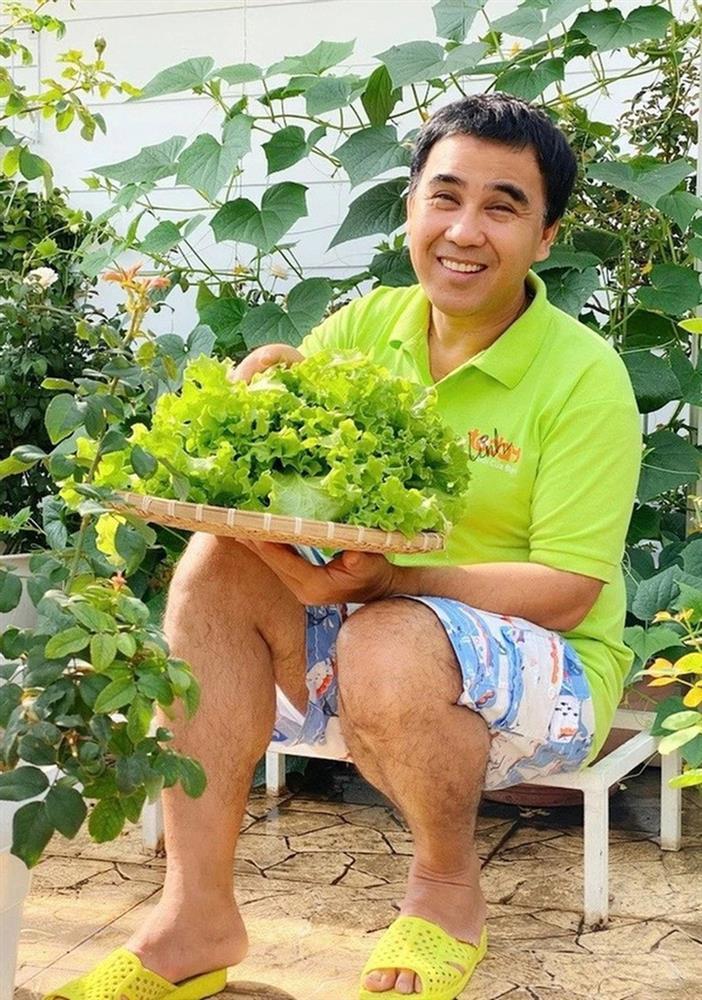 Quyền Linh sống mộc mạc, chăm cây, trồng hoa trong biệt thự 21 tỷ đồng-4