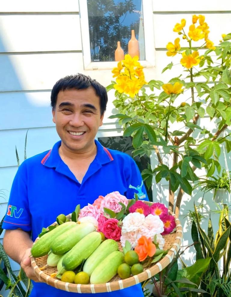 Quyền Linh sống mộc mạc, chăm cây, trồng hoa trong biệt thự 21 tỷ đồng-7