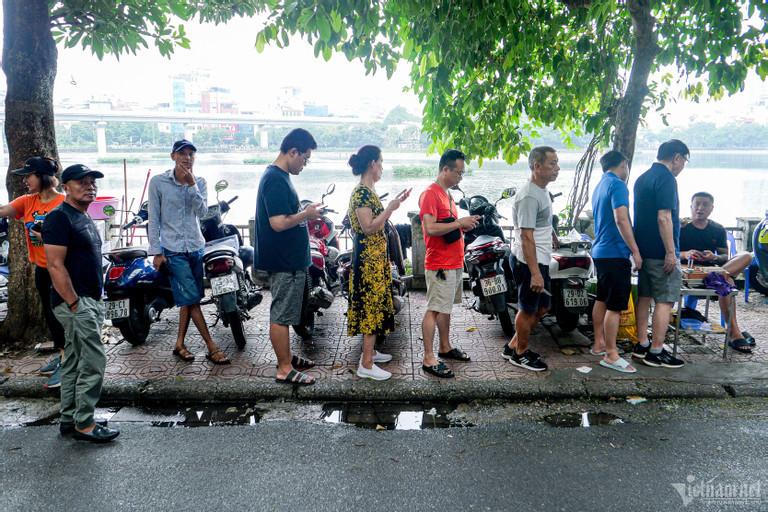 Vì sao nhiều người nhất định xếp hàng chờ quán đông chứ không ăn ngay quán vắng?-3