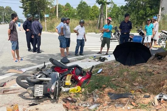 Ô tô tông 2 xe máy giữa ngã tư, nhiều người bay lên không trung