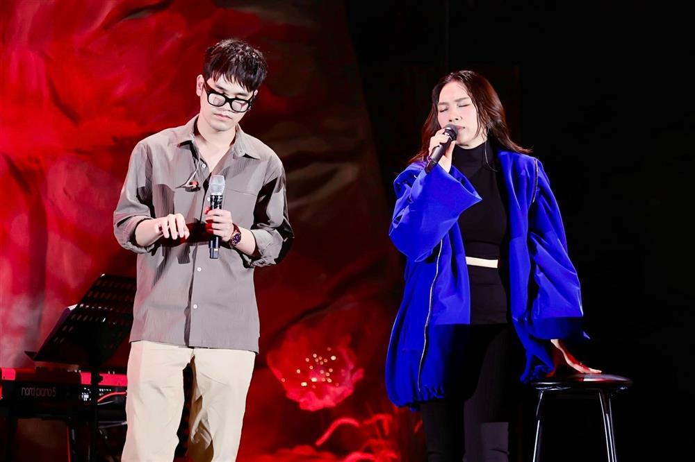 Mỹ Tâm khóc khi hát tưởng nhớ một người hâm mộ đột ngột qua đời-1