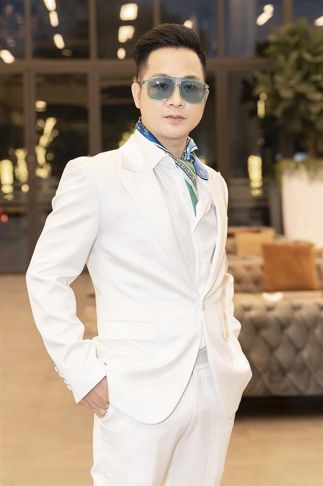 Nam ca sĩ nổi tiếng một thời ăn mặc rách rưới, hát rong tại phố đi bộ-3