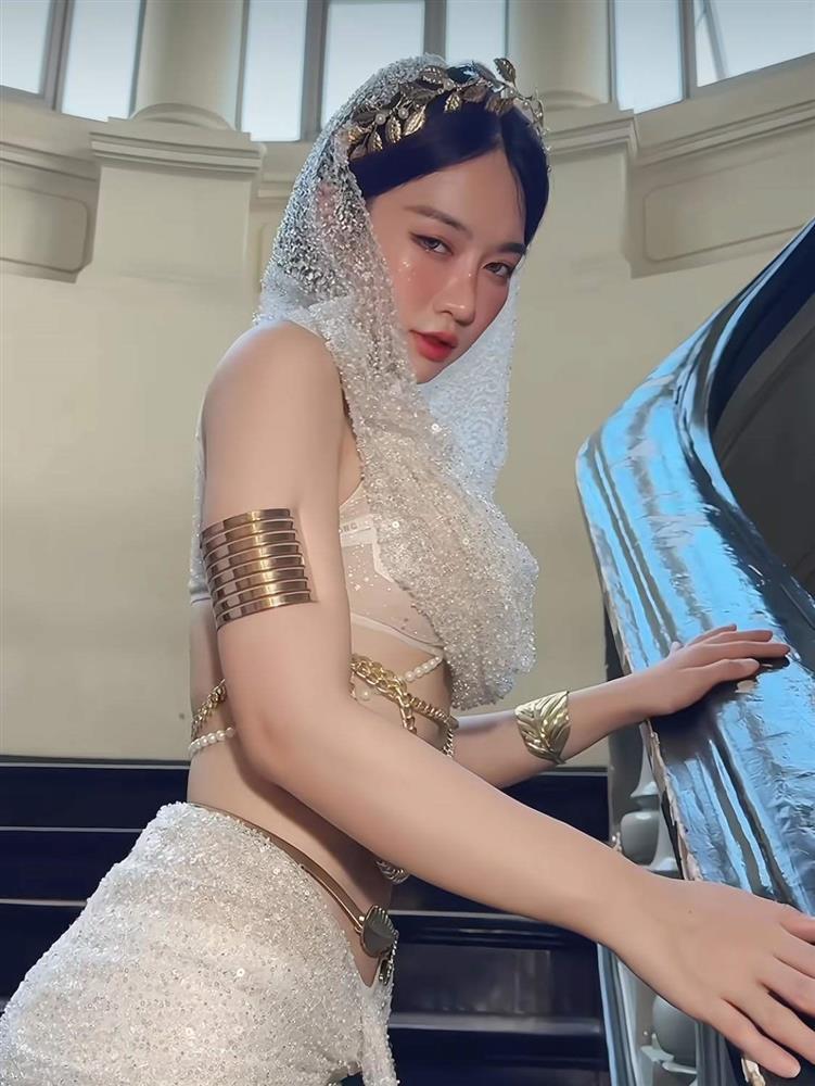 Nữ MC VTV 1,2 triệu fan mặc váy lộ eo, khoe dáng như nữ thần khác xa khi dẫn sóng-1