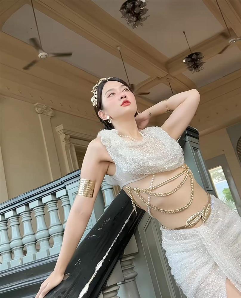 Nữ MC VTV 1,2 triệu fan mặc váy lộ eo, khoe dáng như nữ thần khác xa khi dẫn sóng-2