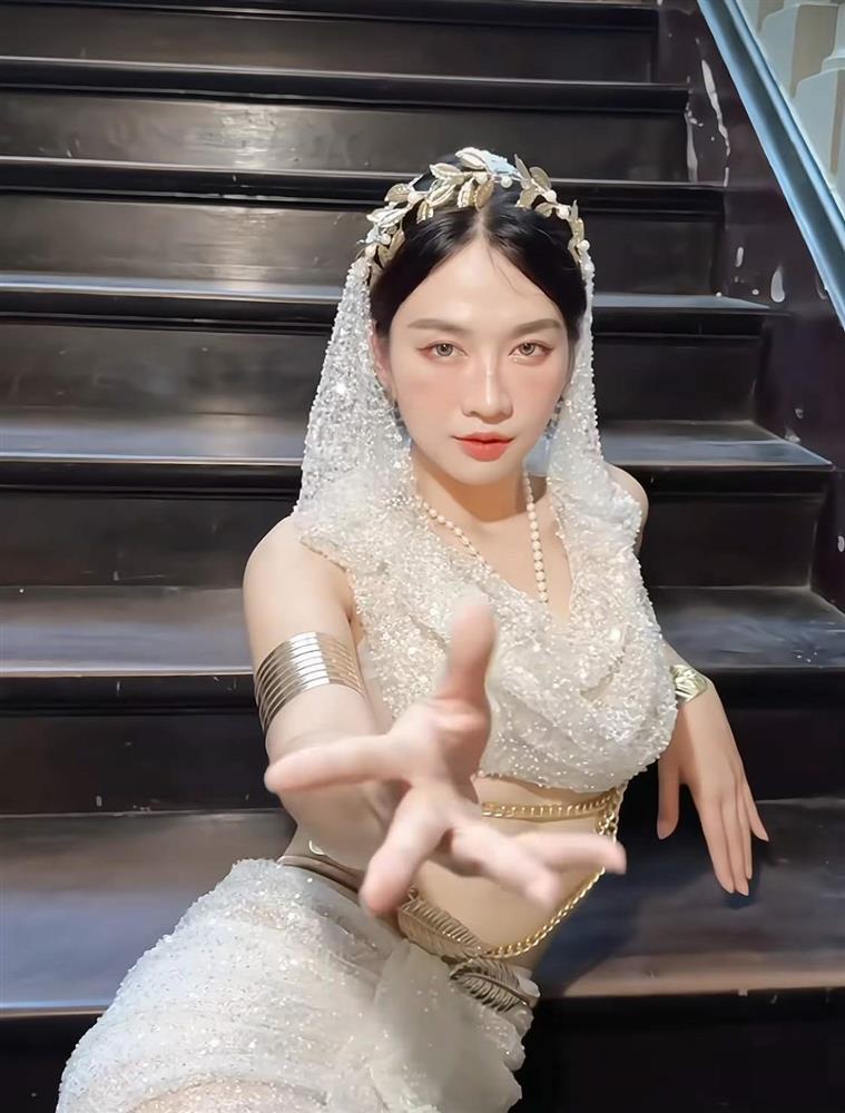 Nữ MC VTV 1,2 triệu fan mặc váy lộ eo, khoe dáng như nữ thần khác xa khi dẫn sóng-3