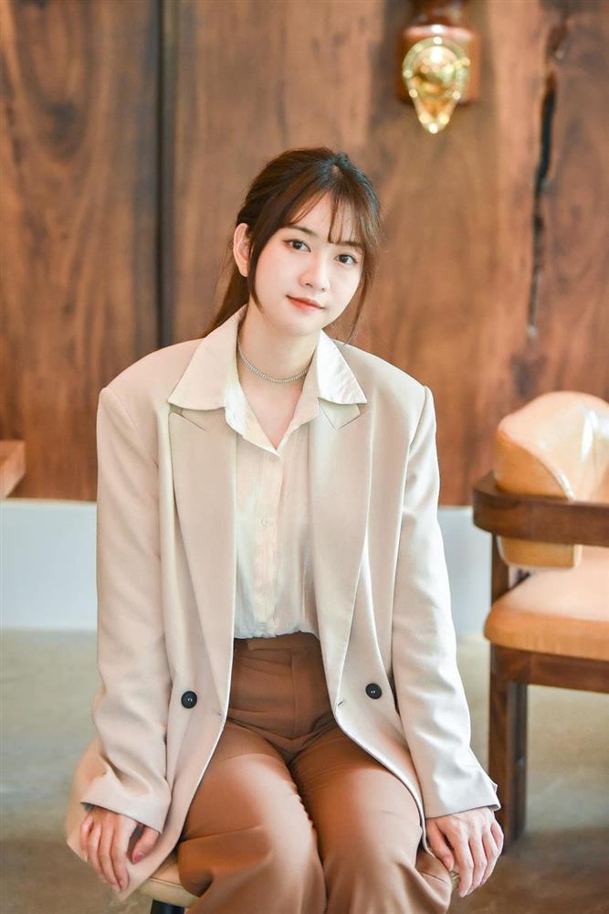 Nữ MC VTV 1,2 triệu fan mặc váy lộ eo, khoe dáng như nữ thần khác xa khi dẫn sóng-6