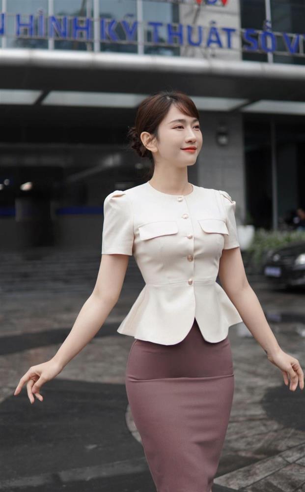 Nữ MC VTV 1,2 triệu fan mặc váy lộ eo, khoe dáng như nữ thần khác xa khi dẫn sóng-4