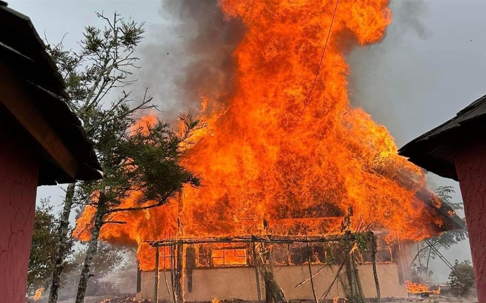 Lửa cháy ngùn ngụt, thiêu rụi cơ sở du lịch ở Sa Pa-1