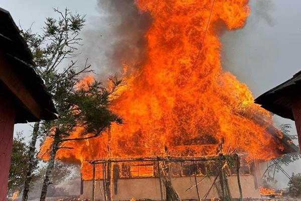 Chợ ở Bình Phước bốc cháy, 9 ki ốt bị thiêu rụi-3