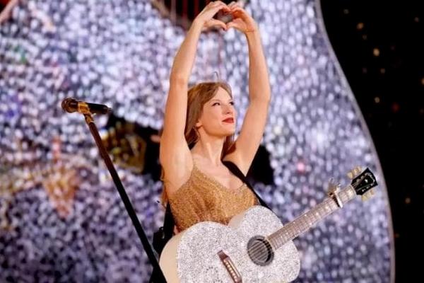 Taylor Swift cổ vũ cho bạn trai Travis Kelce chơi bóng-3