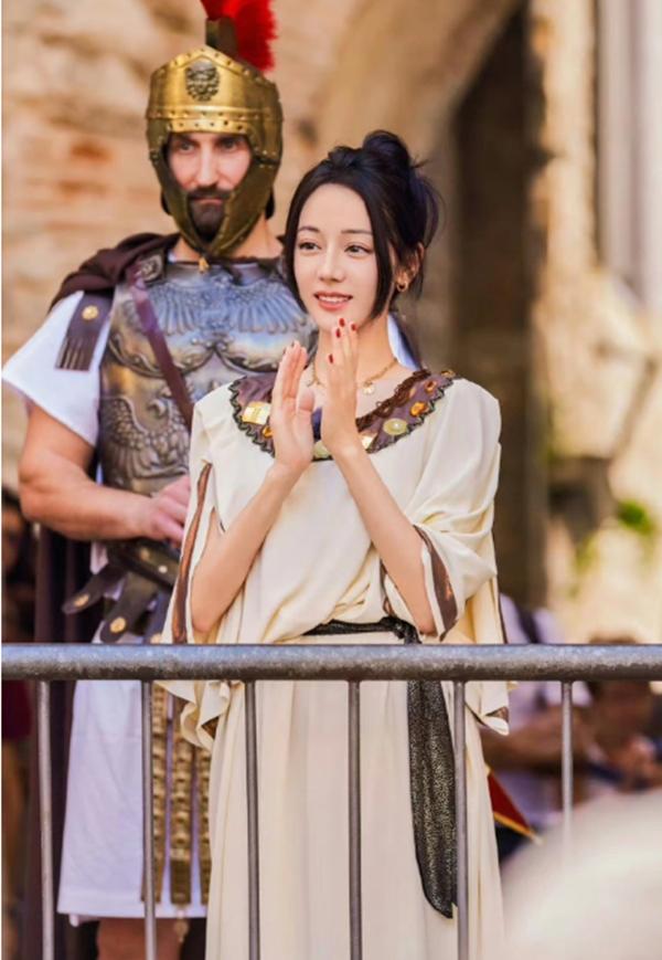 Đang dạo chơi trên phố, Địch Lệ Nhiệt Ba bỗng được mời làm vương hậu ở Croatia vì điều này-1