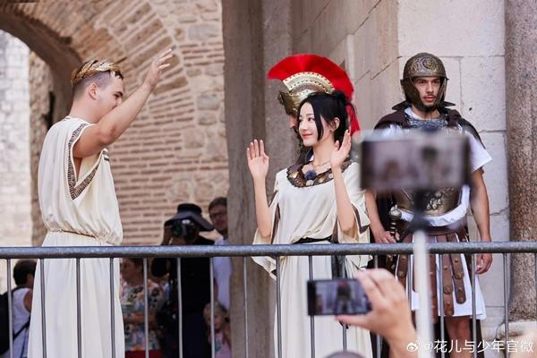 Đang dạo chơi trên phố, Địch Lệ Nhiệt Ba bỗng được mời làm vương hậu ở Croatia vì điều này-3