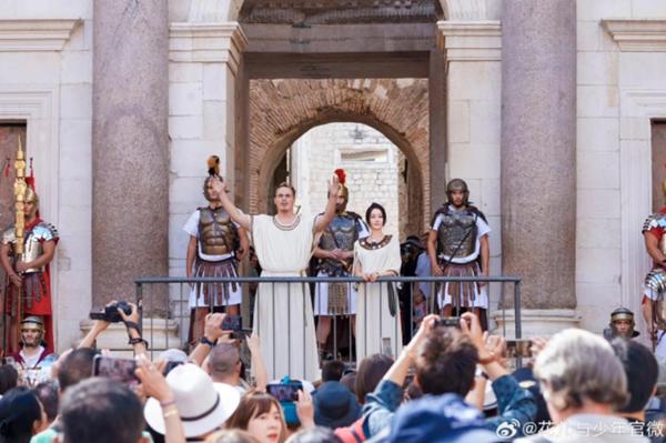 Đang dạo chơi trên phố, Địch Lệ Nhiệt Ba bỗng được mời làm vương hậu ở Croatia vì điều này-4