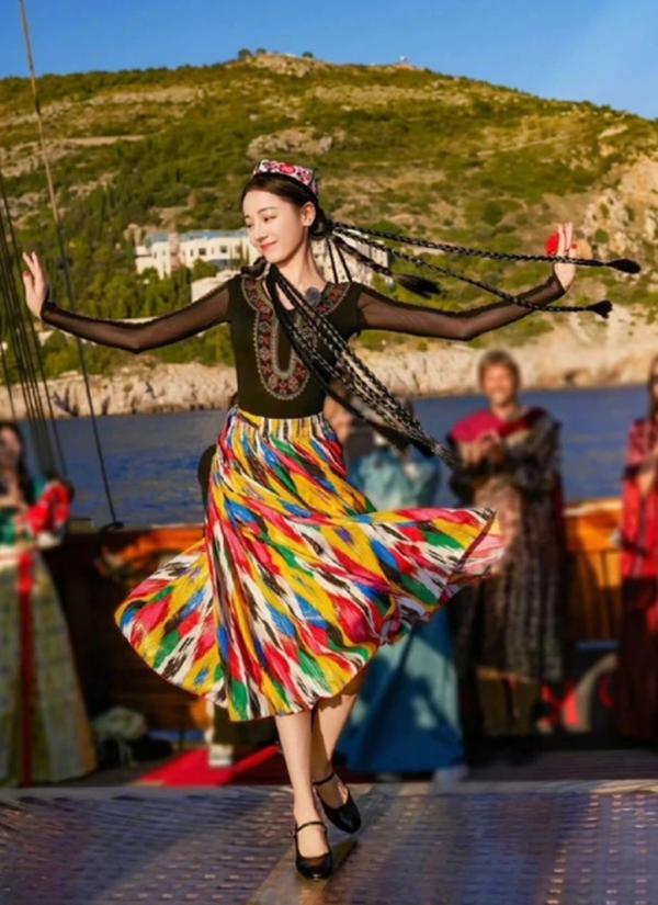 Đang dạo chơi trên phố, Địch Lệ Nhiệt Ba bỗng được mời làm vương hậu ở Croatia vì điều này-5