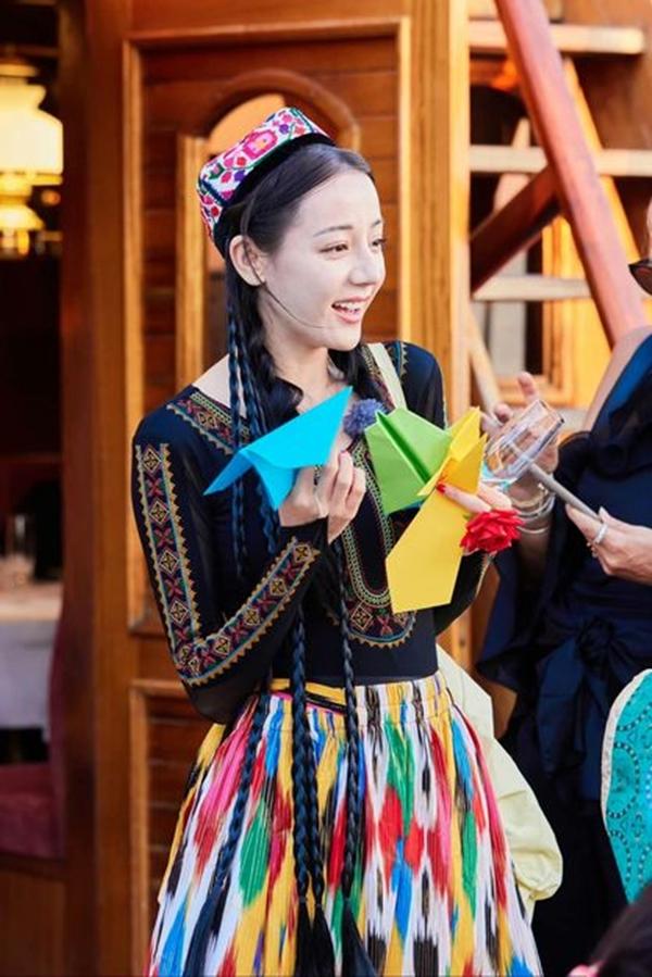 Đang dạo chơi trên phố, Địch Lệ Nhiệt Ba bỗng được mời làm vương hậu ở Croatia vì điều này-6