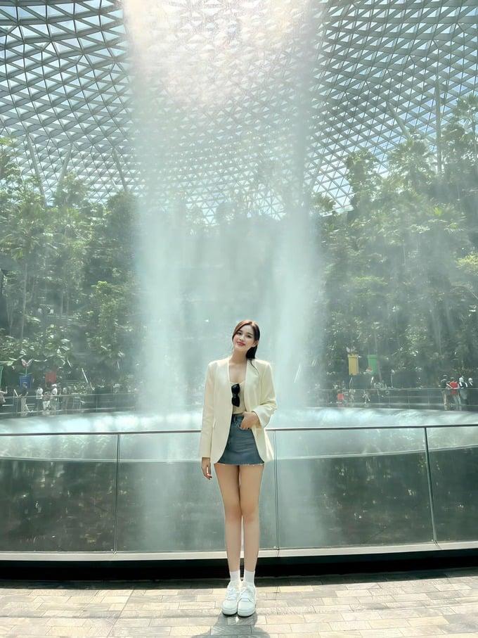 Hoa hậu Đỗ Hà chuộng váy siêu ngắn, khoe chân dài 1,1m-1