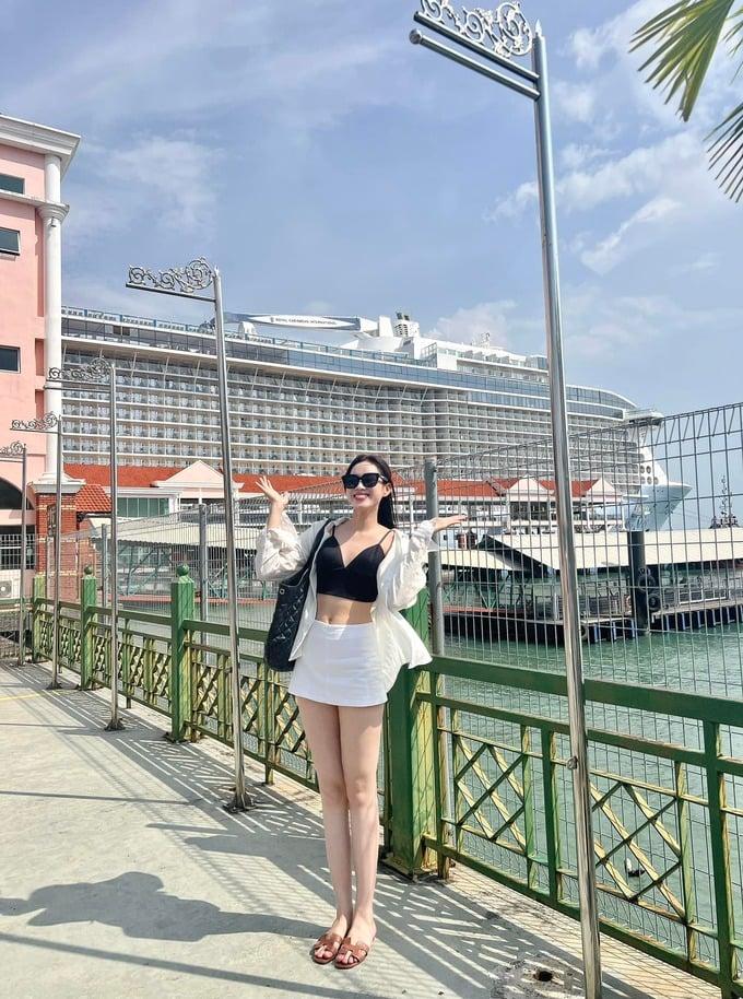 Hoa hậu Đỗ Hà chuộng váy siêu ngắn, khoe chân dài 1,1m-2