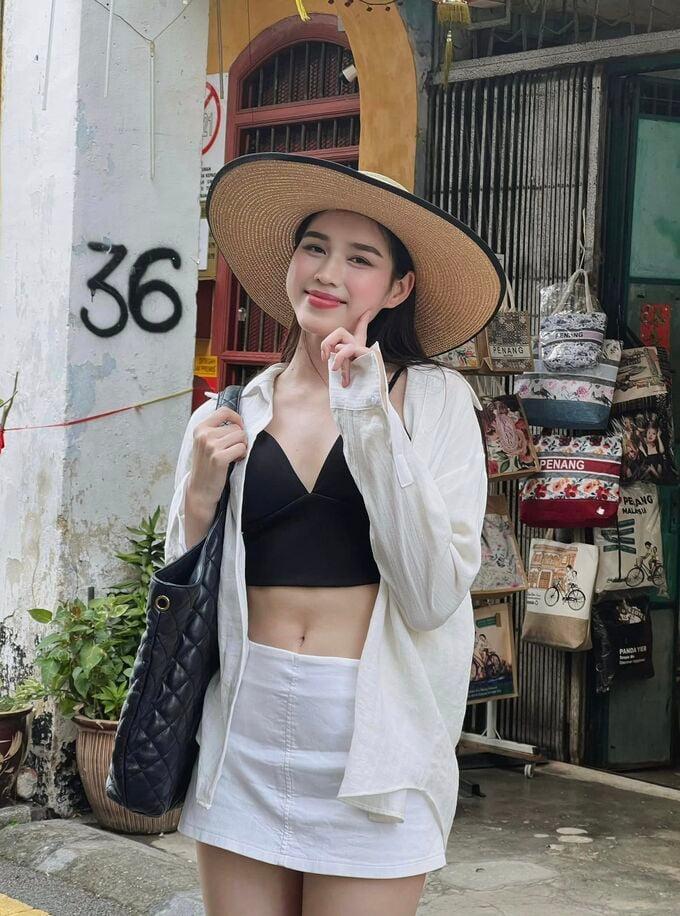 Hoa hậu Đỗ Hà chuộng váy siêu ngắn, khoe chân dài 1,1m-5