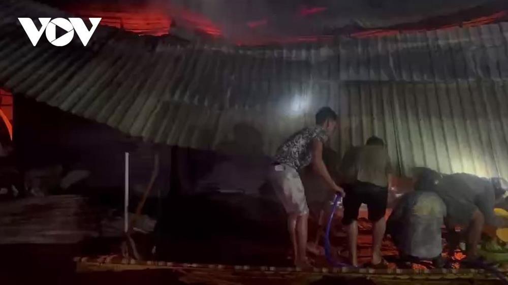 Chợ ở Bình Phước bốc cháy, 9 ki ốt bị thiêu rụi-2