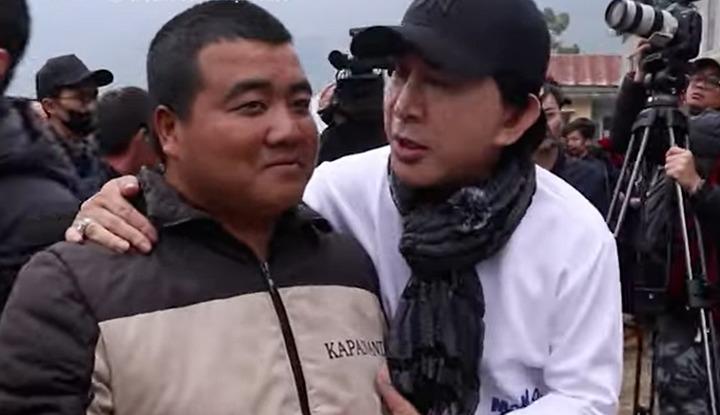 MC Lại Văn Sâm nhận thử thách dắt bò xuống chợ phiên Mèo Vạc để bán-2