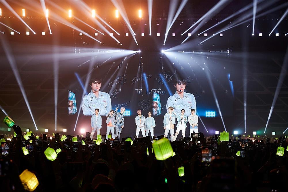 Chi hàng chục triệu đồng, bay sang nước ngoài chỉ để... gặp thần tượng-2