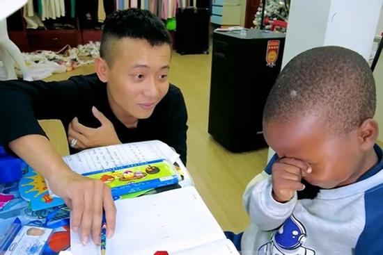 Lôi Con bị Quang Linh Vlogs ép làm một việc, nước mắt ngắn dài nhưng netizen rần rần ủng hộ