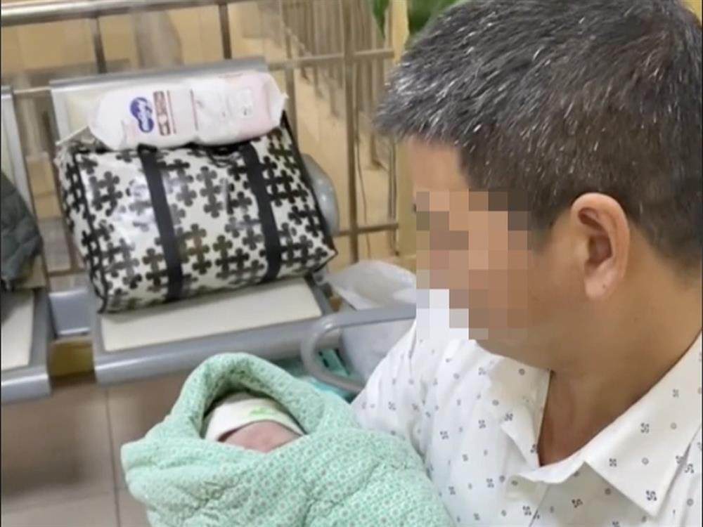 Chuyện xúc động sau clip bố U50 bế con gây sốt: 18 năm đằng đẵng đợi chờ-1