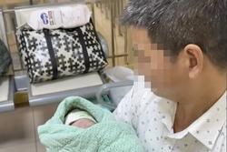 Chuyện xúc động sau clip bố U50 bế con 'gây sốt': 18 năm đằng đẵng đợi chờ