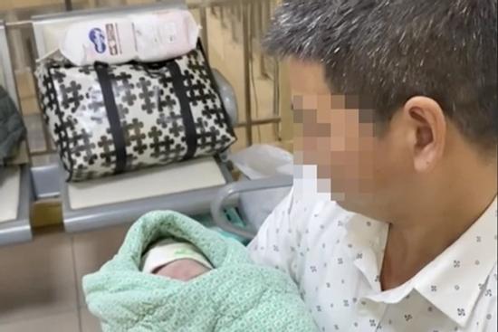 Chuyện xúc động sau clip bố U50 bế con 'gây sốt': 18 năm đằng đẵng đợi chờ