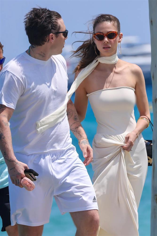 Con dâu tỷ phú của David Beckham chuộng mặc tôn vòng 1, khoe body