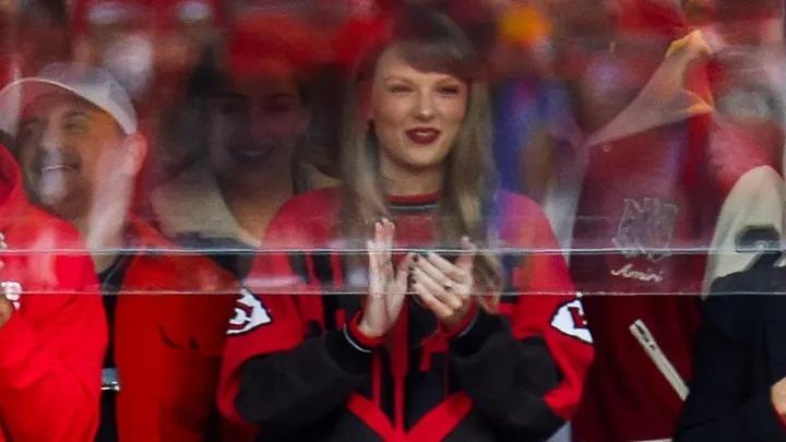Taylor Swift cổ vũ cho bạn trai Travis Kelce chơi bóng-1