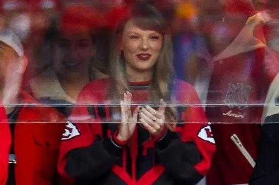 Taylor Swift cổ vũ cho bạn trai Travis Kelce chơi bóng