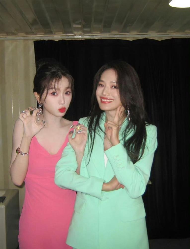 Nhan sắc Thư Kỳ khiến đàn em kém 20 tuổi phải lu mờ khi đứng cạnh-2