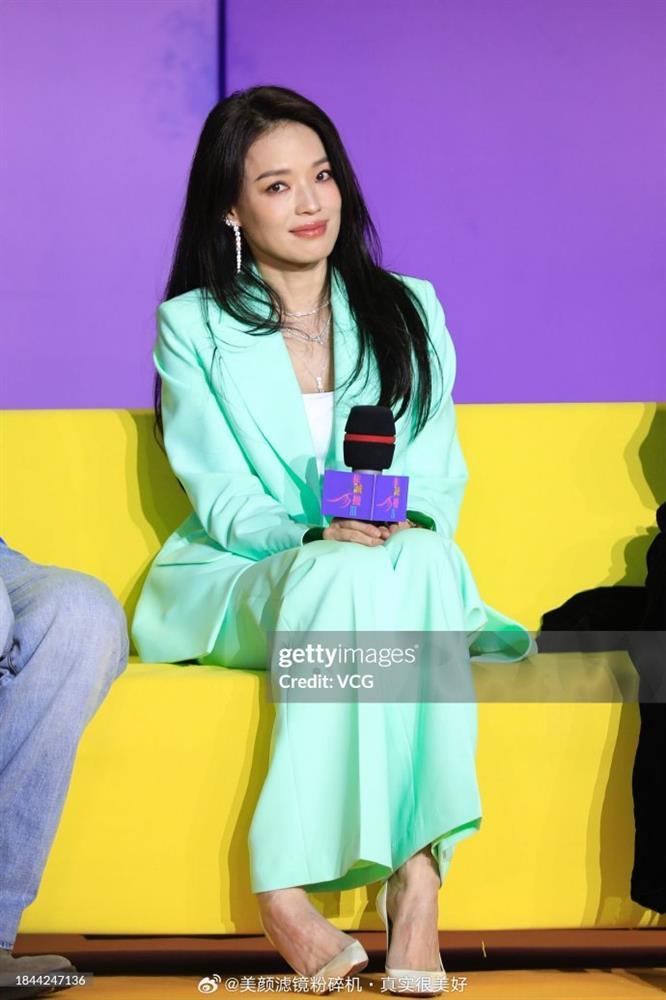 Nhan sắc Thư Kỳ khiến đàn em kém 20 tuổi phải lu mờ khi đứng cạnh-4