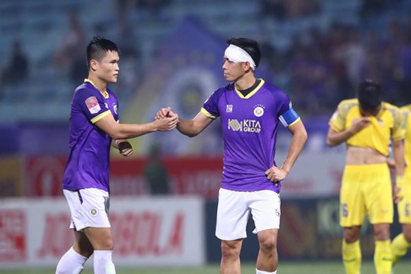 Văn Quyết bị vợ úp bánh vào mặt, nhận món quà sinh nhật đặc biệt trong ngày hạ màn V.League-1
