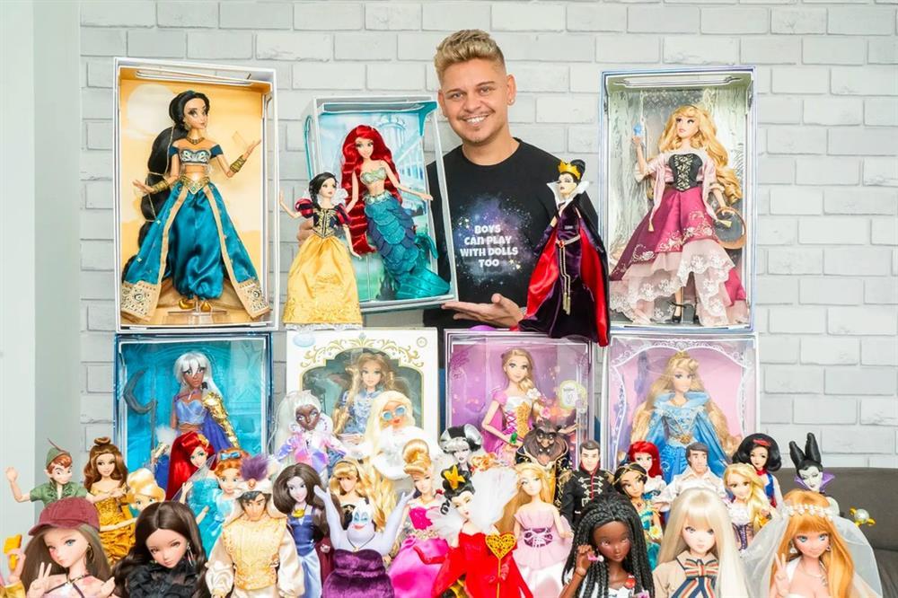 Nam ca sĩ 35 tuổi bị trêu chọc vì sưu tầm 200 búp bê đắt đỏ-2