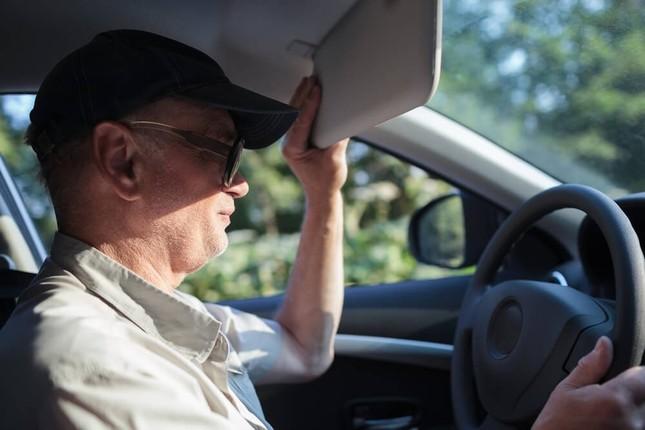 Tài già chỉ ra những mẹo giúp lái xe an toàn khi đi ngược nắng-1
