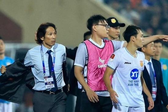 Làm xấu hình ảnh V.League, HLV Gong Oh-kyun và Văn Kiên bị đề xuất phạt nặng