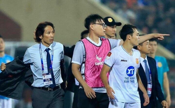 Làm xấu hình ảnh V.League, HLV Gong Oh-kyun và Văn Kiên bị đề xuất phạt nặng-1