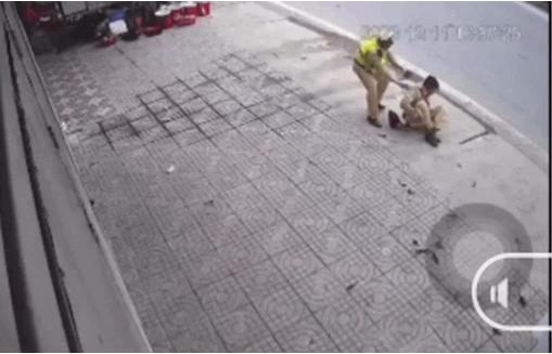 Thiếu tá CSGT bị nam thanh niên lao thẳng xe máy vào người-2