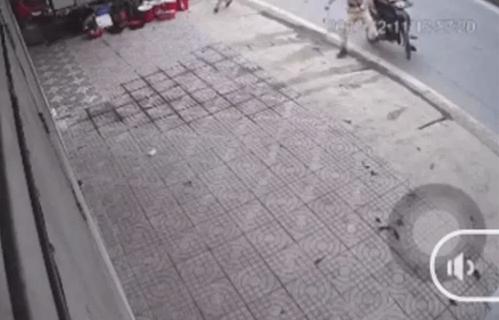 Thiếu tá CSGT bị nam thanh niên lao thẳng xe máy vào người-1