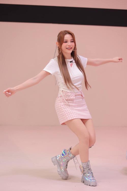 Huyền Baby lệch xương chậu, nắn cột sống sau màn vũ đạo ở ‘Chị đẹp-4