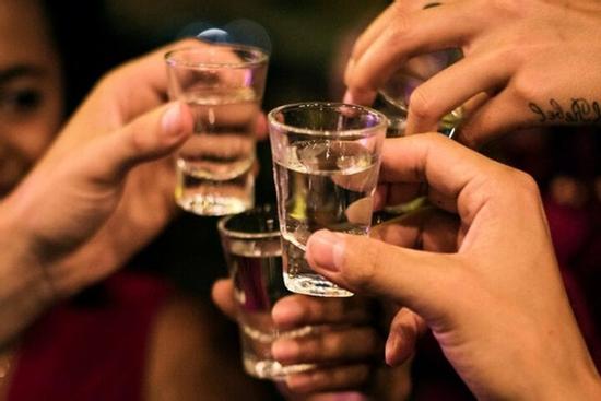 Uống rượu tối hôm trước, hôm sau thổi nồng độ cồn có lên?