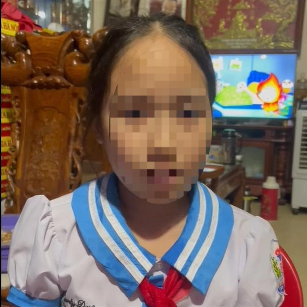 Bé gái lớp 4 nhanh trí vạch trần người phụ nữ nói mẹ nhờ đón-2