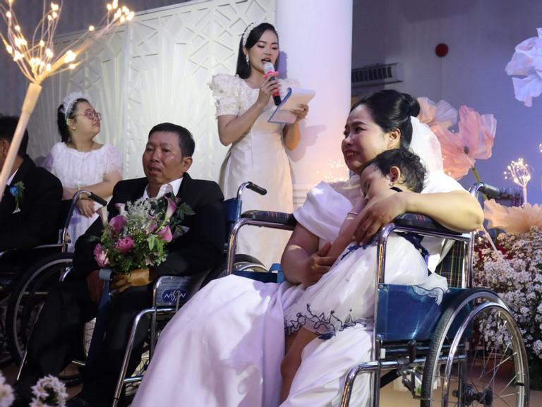 Cô dâu bật khóc trong đám cưới do sinh viên trường Nhân văn làm chủ hôn-3