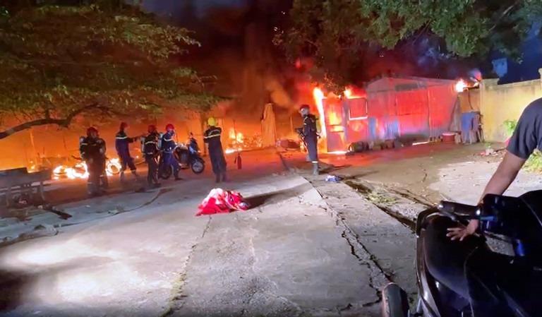 Thanh Hóa: Cháy nhà để xe Đại học Hồng Đức, hàng trăm xe bị thiêu rụi-3
