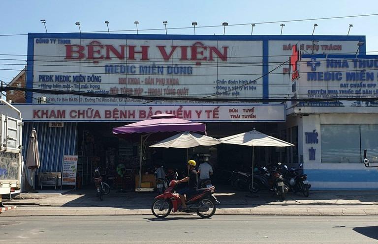 Chồng ngủ dậy phát hiện vợ chảy máu cổ tay, con tím tái bất động-1