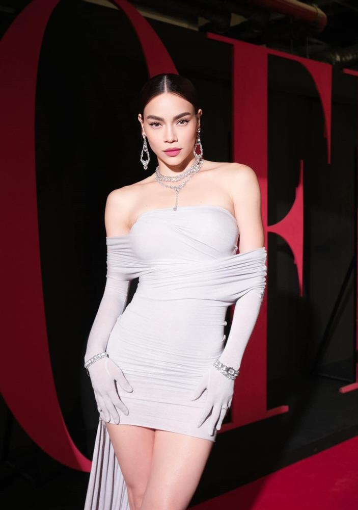 Hồ Ngọc Hà sang chảnh, Chi Pu khoe vai trần gợi cảm-1