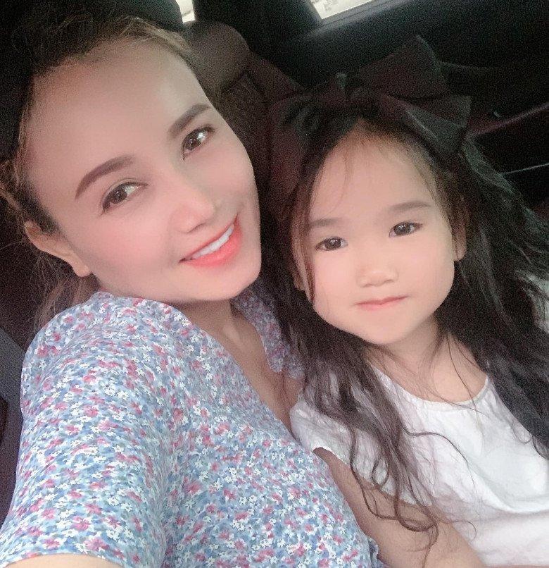 Tình duyên lận đận nhưng diễn viên Hoàng Yến có lộc đường con cái: Cả 3 cô con gái đều xinh xắn, tài năng, yêu thương mẹ-11
